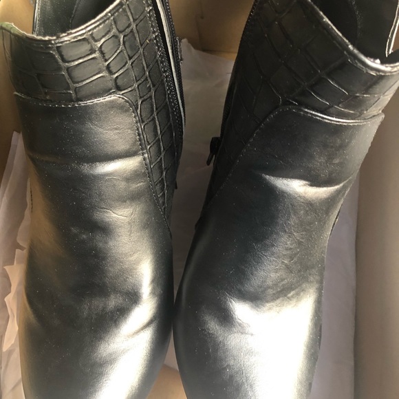 NWOT 1/4 length boots. - Picture 1 of 3